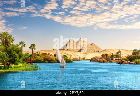 Wunderschöne Nillandschaft mit Segelboot auf dem Nil auf dem Weg zu den Pyramiden, Assuan, Ägypten Stockfoto