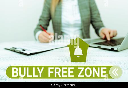 Schreiben mit Textanzeige „Bully Free Zone“. Konzept, das bedeutet, dass man anderen Mobbing gegenüber respektvoll sein darf, ist hier nicht erlaubt Stockfoto