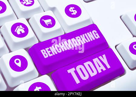 Text-Benchmarking wird geschrieben. Wort für: Evaluieren Sie etwas im Vergleich zu einer Standardstrategie Stockfoto