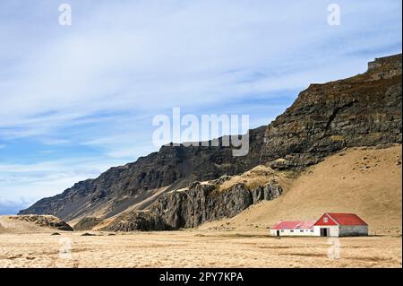 Einsamer Bauernhof an der Ringstraße Nr. 1 im Süden von Island. Stockfoto