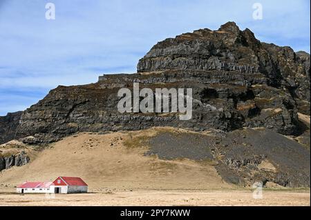 Einsamer Bauernhof an der Ringstraße Nr. 1 im Süden von Island. Stockfoto