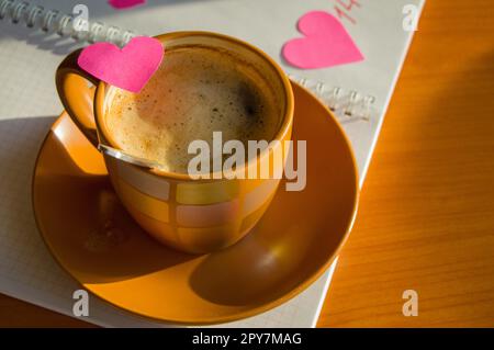 Vorbereitung für den Valentinstag: das Notebook und Herzen, Tasse Kaffee, close-up Stockfoto