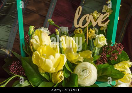 Frühling Blumen in Holzkiste und topper Liebe, Valentinstag, Hochzeit Stockfoto