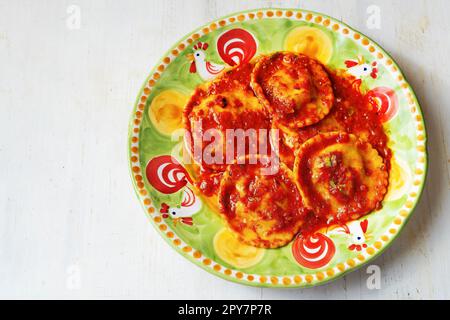 italienische Ravioli-Pasta in Tomatensoße Stockfoto