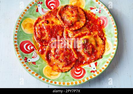 italienische Ravioli-Pasta in Tomatensoße Stockfoto