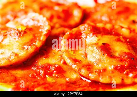 italienische Ravioli in Tomatensoße Stockfoto