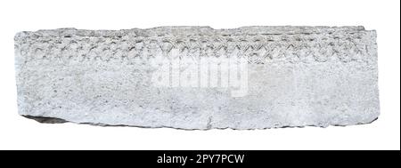 Große lange antike Steintafel mit verwittertem Verblassen und zerkleinerten Kanten, isoliert auf weiß Stockfoto