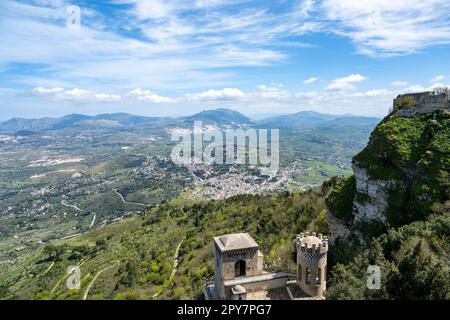 Blick von der mittelalterlichen Stadt Erice in Sizilien Italien auf das Tal und die grünen Hügel im Hinterland unter blauem Himmel. Stockfoto