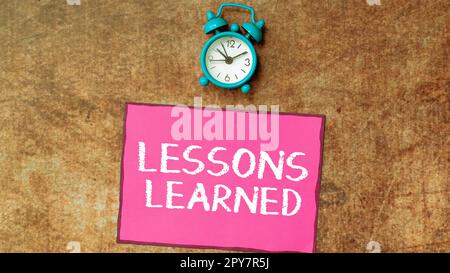 Inspiration mit Zeichen Lektionen Gelernte Lektionen. Ein Wort zum Thema Förderung des Austauschs und der Nutzung von Wissen, das aus Erfahrungen gewonnen wurde Stockfoto