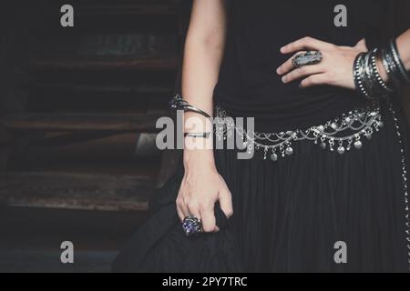 Nahaufnahme weiblicher Hände und Taille Konzeptfoto Stockfoto