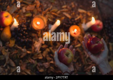 Nahaufnahme Äpfel und Kerzen Konzeptfoto Stockfoto