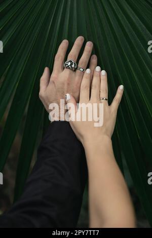 Nahaufnahme der Eheringe auf den Händen Konzeptfoto Stockfoto