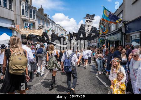 Große Figuren aus Plastik und Papier, die während der Feierlichkeiten zum Mazey Day im Rahmen des Golowan Festivals in Penzance in Cornwall in t getragen wurden Stockfoto