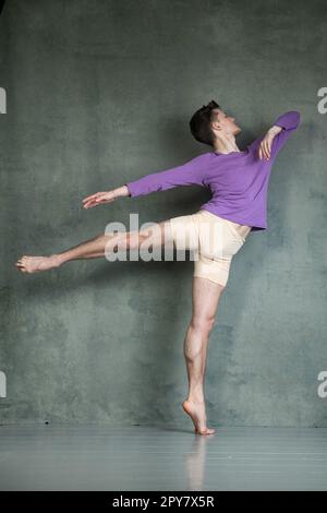 Männlicher Tänzer in dyanmischer Tanzhaltung im Fotostudio Stockfoto