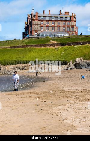 Das berühmte historische Headland Hotel mit Blick auf Fistral Beach in Newquay in Cornwall, Großbritannien. Stockfoto