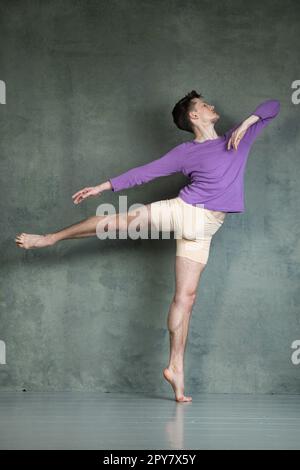 Männlicher Tänzer in dyanmischer Tanzhaltung im Fotostudio Stockfoto