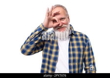 Lächelnder 50s-Mann mittleren Alters mit grauen Haaren und Bart auf weißem Hintergrund Stockfoto