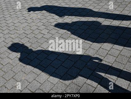 Burg, Deutschland. 03. Mai 2023. Die Schatten der Touristen sind auf einem Gehweg im Spreewald Burg zu sehen. Kredit: Patrick Pleul/dpa/ZB/dpa/Alamy Live News Stockfoto