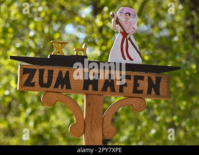 Burg, Deutschland. 03. Mai 2023. Ein Schild „zum Hafen“ steht im Spreewald Burg. Kredit: Patrick Pleul/dpa/ZB/dpa/Alamy Live News Stockfoto