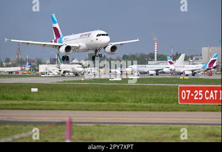 Stuttgart, Deutschland. 03. Mai 2023. Auf dem Flughafen Stuttgart, der Hauptstadt des Bundeslandes Baden-Württemberg, landet ein Passagierflugzeug. Der Flughafen kündigt seine Geschäftszahlen für das vergangene Jahr auf einer Pressekonferenz an. Kredit: Bernd Weißbrod/dpa/Alamy Live News Stockfoto