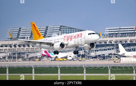 Stuttgart, Deutschland. 03. Mai 2023. Auf dem Flughafen Stuttgart, der Hauptstadt des Bundeslandes Baden-Württemberg, landet ein Passagierflugzeug. Der Flughafen kündigt seine Geschäftszahlen für das vergangene Jahr auf einer Pressekonferenz an. Kredit: Bernd Weißbrod/dpa/Alamy Live News Stockfoto