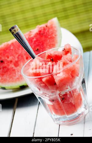 Wassermelonenscheibe und süßer Dessert-Smoothie mit Melone auf weißem Tisch. Stockfoto