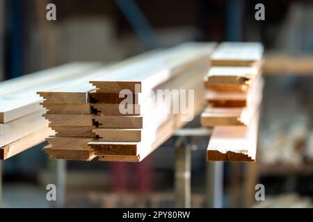 Holzbretter auf einem Regal in einer Tischlerei Stockfoto