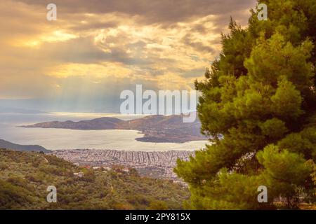 Die Stadt, das Meer Golf von Volos Luftaufnahme von Pelion und Sonnenstrahlen durch die Wolken, Griechenland Stockfoto