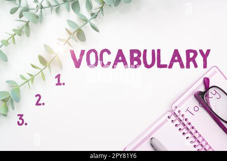 Handschriftliches Textvokabular. Sammlung von Geschäftskonzepten mit Wörtern und Ausdrücken, die alphabetisch angeordnet und erklärt oder definiert sind Stockfoto