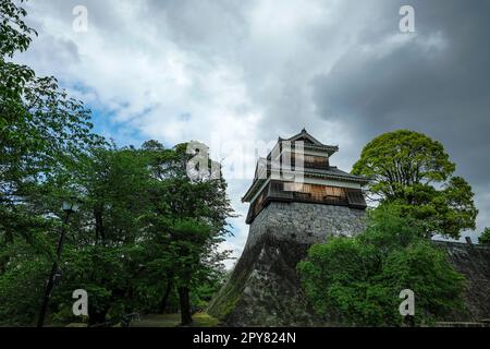 Kumamoto, Japan - 26. April 2023: Blick auf die Burg Kumamoto auf der Insel Kyushu in Japan. Stockfoto