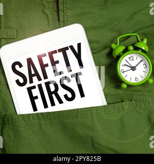 Textzeichen mit „Safety First“ (Sicherheit zuerst). Internetkonzept Vermeiden Sie unnötige Risiken Leben Sie sicher vorsichtig Achten Sie darauf Stockfoto