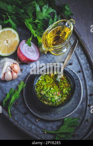 Chimichurri verde: Frische traditionelle Chimichurri-Sauce für Barbecue-Fleisch Stockfoto