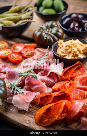 Wurstplatte mit Prosciutto-Schinken, Salami, Oliven und Tapas Stockfoto