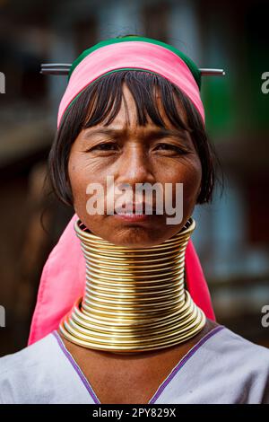 Die Padaung Long Neck Frau aus Myanmar Stockfoto