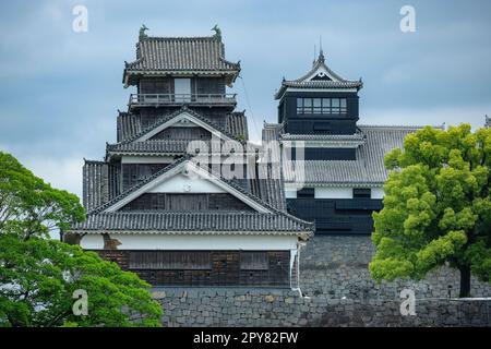 Kumamoto, Japan - 26. April 2023: Blick auf die Burg Kumamoto auf der Insel Kyushu in Japan. Stockfoto