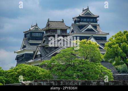 Kumamoto, Japan - 26. April 2023: Blick auf die Burg Kumamoto auf der Insel Kyushu in Japan. Stockfoto