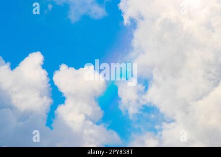 Wunderschöner und seltener Regenbogen in wolkenblauem Hintergrund Mexiko. Stockfoto