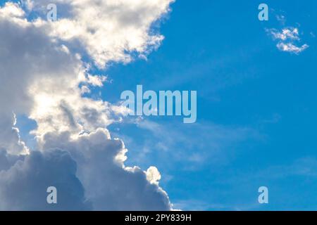 Die Sonne kommt hinter den Wolken in Mexiko heraus. Stockfoto