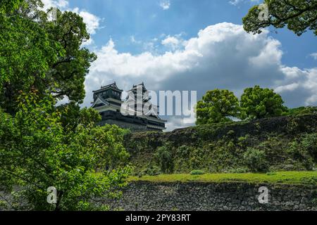 Kumamoto, Japan - 26. April 2023: Blick auf die Burg Kumamoto auf der Insel Kyushu in Japan. Stockfoto