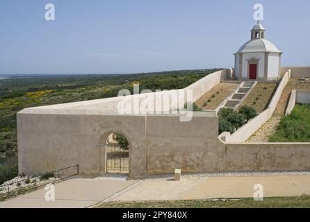 Sesimbra, Portugal - 4. April 2023: Das Santuario de Nossa Senhora do Cabo Espichel, eingebettet in den Naturpark Arrabida, befindet sich in der Gemeinde o Stockfoto