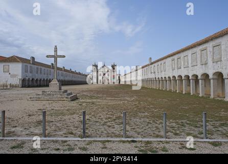 Sesimbra, Portugal - 4. April 2023: Das Santuario de Nossa Senhora do Cabo Espichel, eingebettet in den Naturpark Arrabida, befindet sich in der Gemeinde o Stockfoto