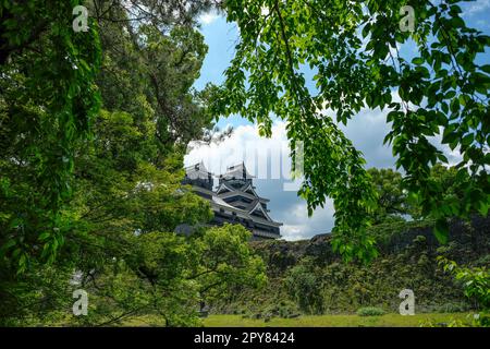 Kumamoto, Japan - 26. April 2023: Blick auf die Burg Kumamoto auf der Insel Kyushu in Japan. Stockfoto