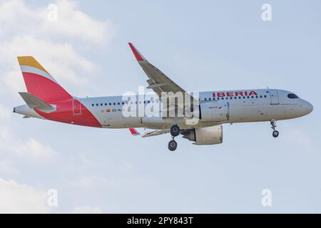 Düsseldorf, Deutschland. 02.05.2023. EC-NJU IBERIA AIRBUS A320neo landet am Düsseldorfer Flughafen. Kredit: Ant Palmer/Alamy Stockfoto