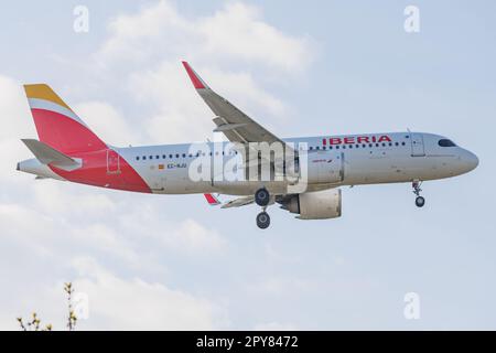 Düsseldorf, Deutschland. 02.05.2023. EC-NJU IBERIA AIRBUS A320neo landet am Düsseldorfer Flughafen. Kredit: Ant Palmer/Alamy Stockfoto