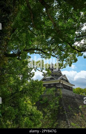 Kumamoto, Japan - 26. April 2023: Blick auf die Burg Kumamoto auf der Insel Kyushu in Japan. Stockfoto