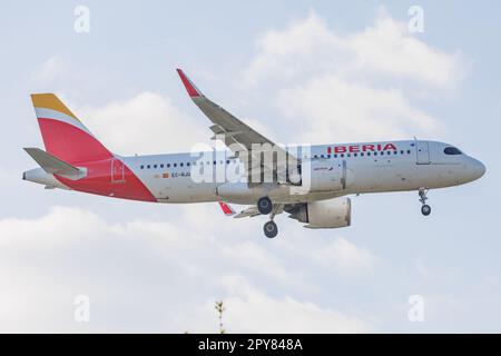 Düsseldorf, Deutschland. 02.05.2023. EC-NJU IBERIA AIRBUS A320neo landet am Düsseldorfer Flughafen. Kredit: Ant Palmer/Alamy Stockfoto