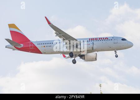 Düsseldorf, Deutschland. 02.05.2023. EC-NJU IBERIA AIRBUS A320neo landet am Düsseldorfer Flughafen. Kredit: Ant Palmer/Alamy Stockfoto