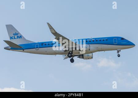 Düsseldorf, Deutschland. 02.05.2023. PH-EXL KLM CITYHOPPER EMBRAER ERJ-175 Landung am Düsseldorfer Flughafen. Kredit: Ant Palmer/Alamy Stockfoto