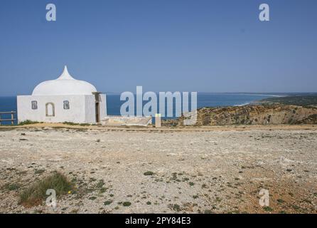 Sesimbra, Portugal - 4. April 2023: Das Santuario de Nossa Senhora do Cabo Espichel, eingebettet in den Naturpark Arrabida, befindet sich in der Gemeinde o Stockfoto