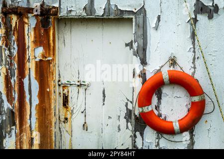 Der Rettungsgürtel hängt an der Wand eines alten Bootshauses Stockfoto